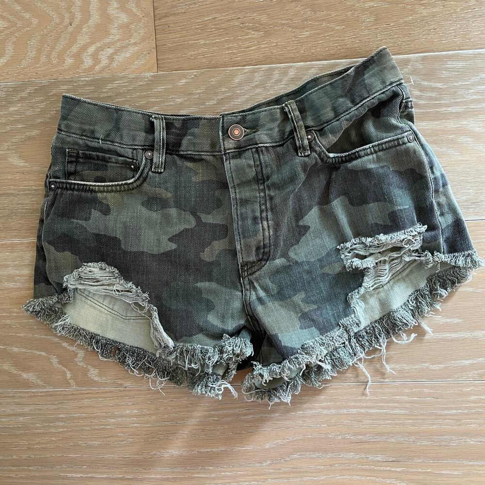 We The Free People Green Camo Distressed Buttonfly Denim Jean Shorts sz 27